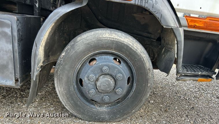 image for item NJ9725 1998 Mitsubishi FH211 flatbed truck