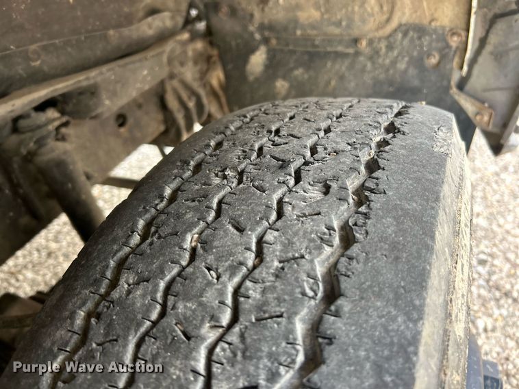 image for item NJ9725 1998 Mitsubishi FH211 flatbed truck