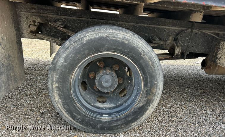 image for item NJ9725 1998 Mitsubishi FH211 flatbed truck