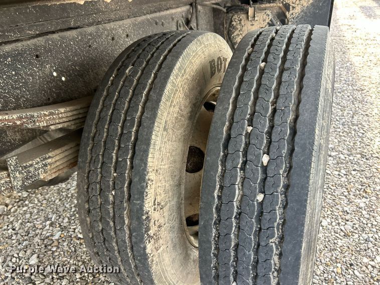 image for item NJ9725 1998 Mitsubishi FH211 flatbed truck