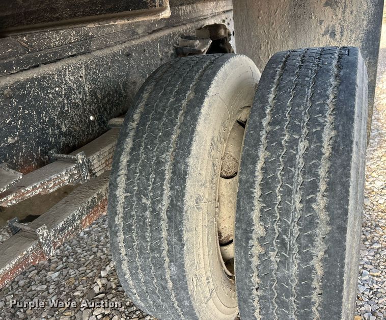 image for item NJ9725 1998 Mitsubishi FH211 flatbed truck