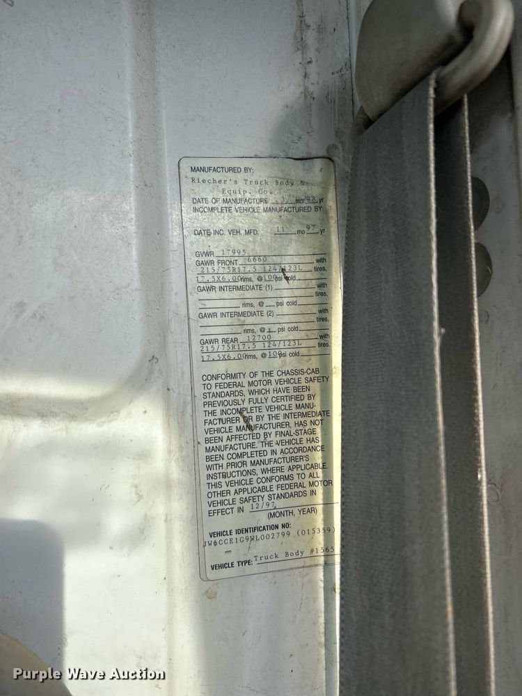 image for item NJ9725 1998 Mitsubishi FH211 flatbed truck