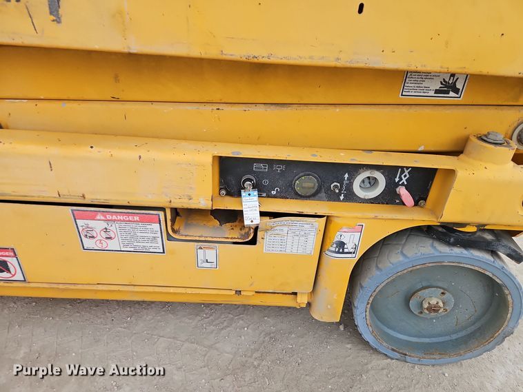 image for item DM0593 2011 Haulotte Compact 2032E scissor lift