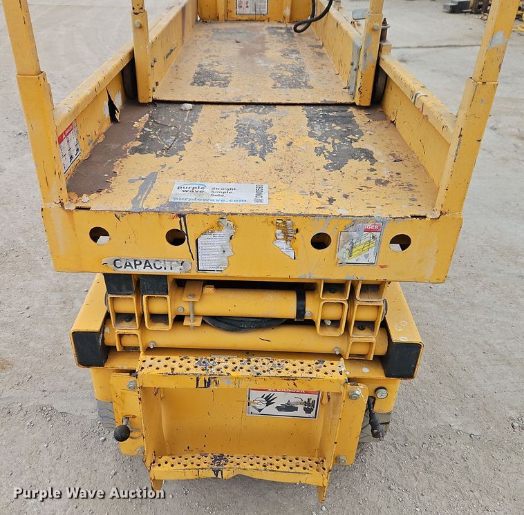 image for item DM0593 2011 Haulotte Compact 2032E scissor lift