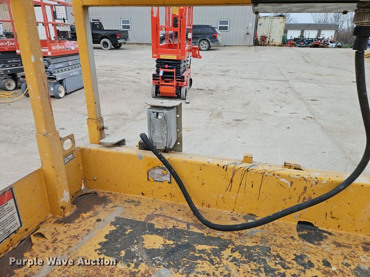 image for item DM0593 2011 Haulotte Compact 2032E scissor lift