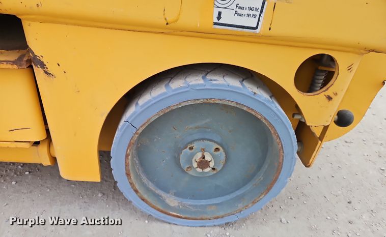 image for item DM0593 2011 Haulotte Compact 2032E scissor lift