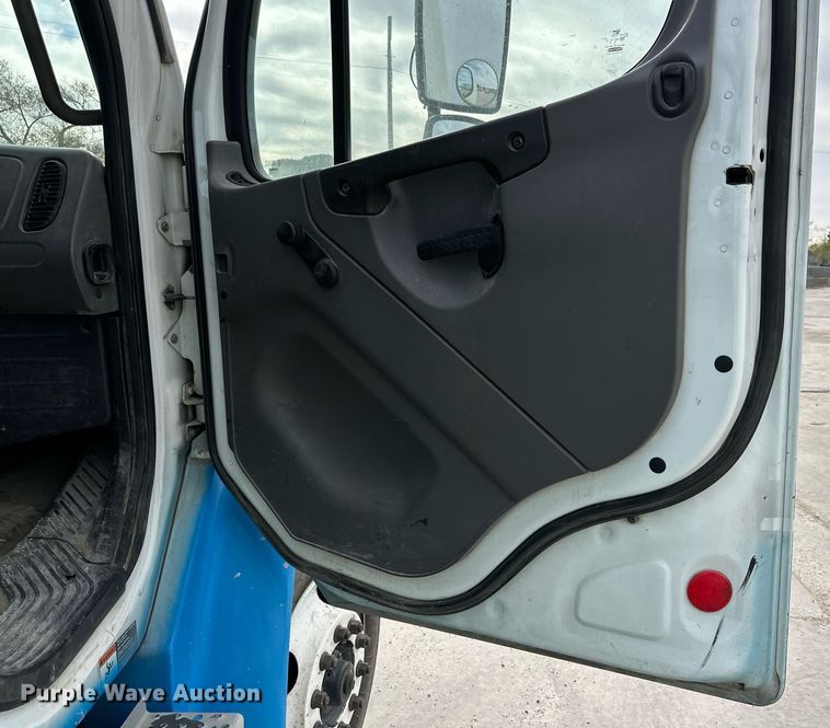 image for item DP6065 2013 Freightliner FL112 flatbed truck