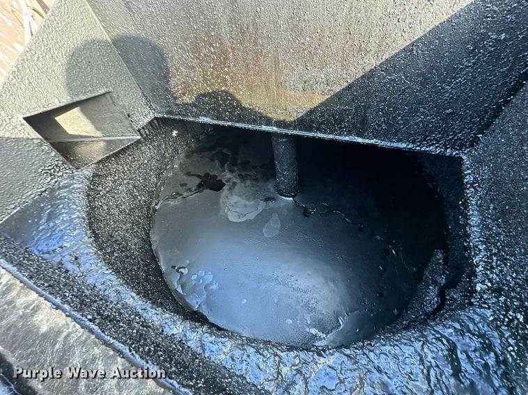 image for item DQ6556 1995 Cimline 105D melter applicator