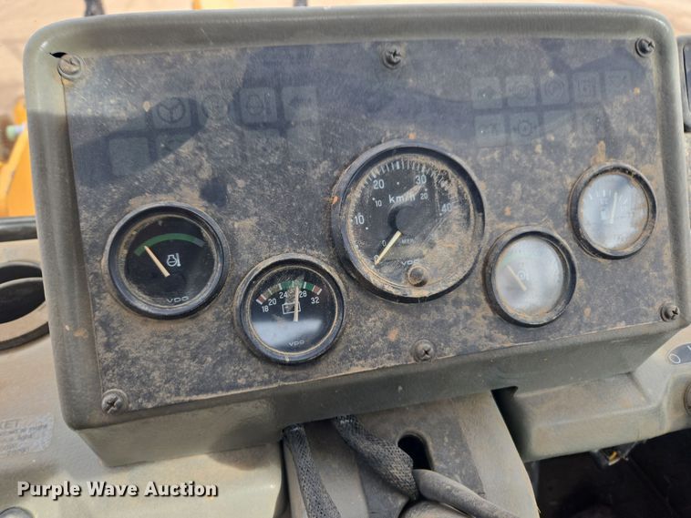 image for item DT7022 2002 Hyundai HL730XTD-3 wheel loader