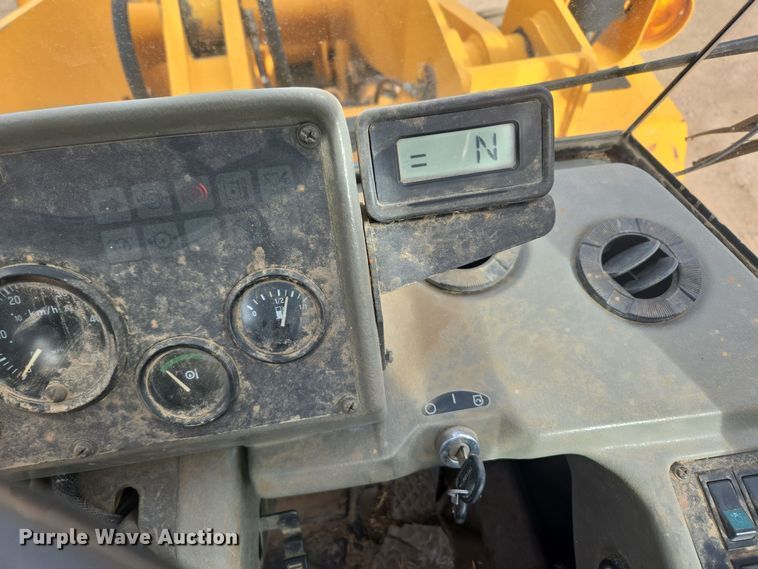 image for item DT7022 2002 Hyundai HL730XTD-3 wheel loader