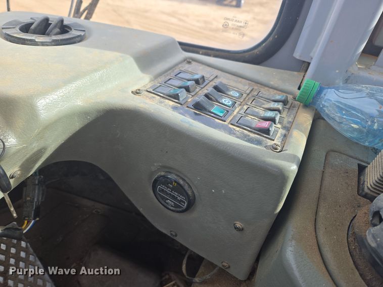 image for item DT7022 2002 Hyundai HL730XTD-3 wheel loader