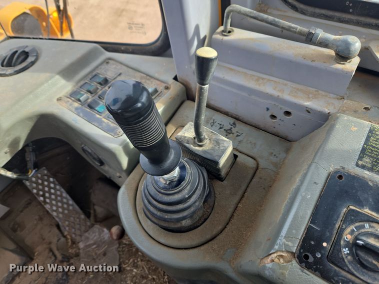 image for item DT7022 2002 Hyundai HL730XTD-3 wheel loader