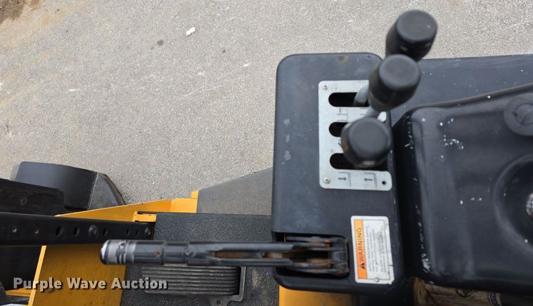 image for item DW3044 Landoll B40-IC forklift