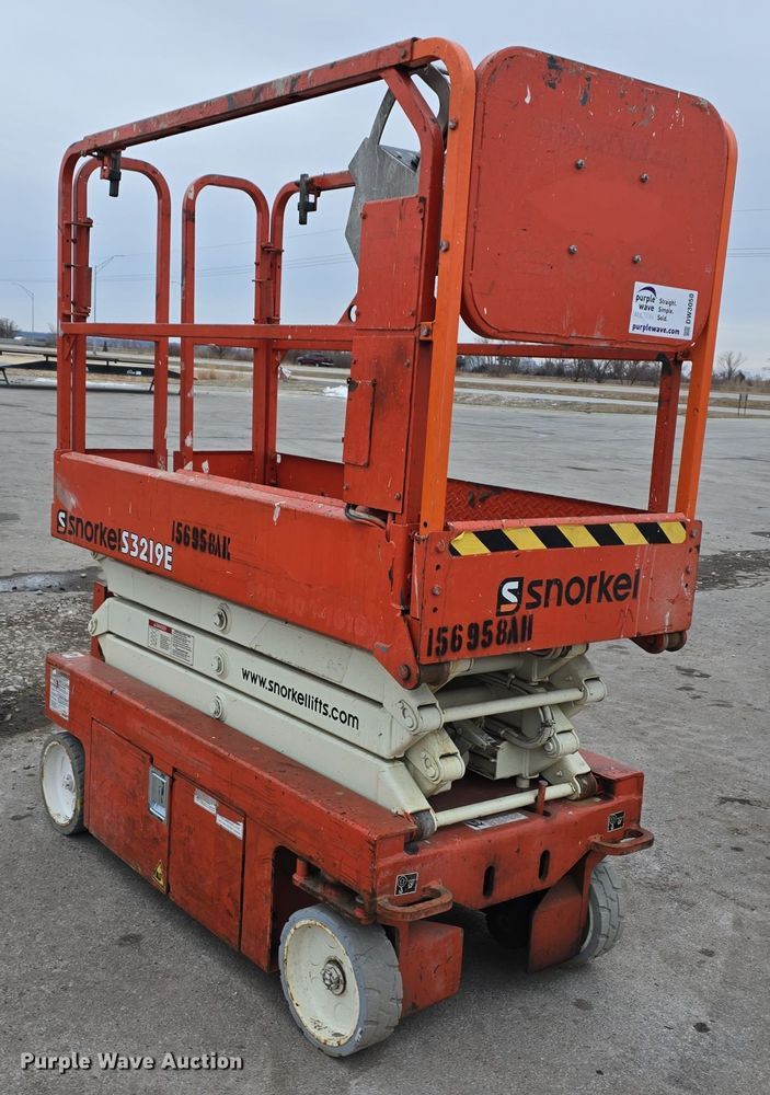 image for item DW3050 2015 Snorkel S3219E scissor lift