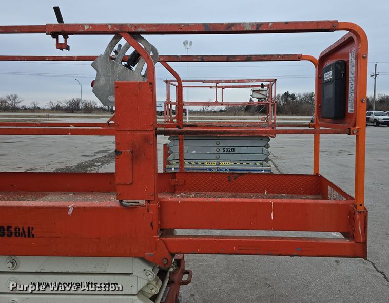 image for item DW3050 2015 Snorkel S3219E scissor lift