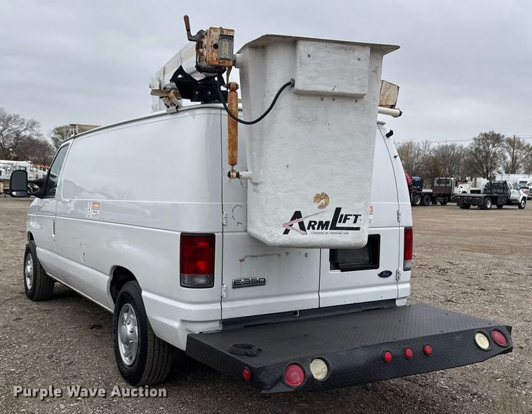 image for item EG2328 2008 Ford E350 Super Duty van with bucket lift