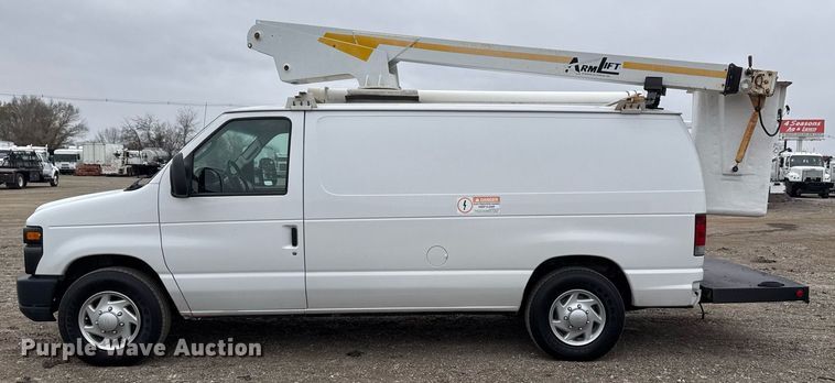 image for item EG2328 2008 Ford E350 Super Duty van with bucket lift