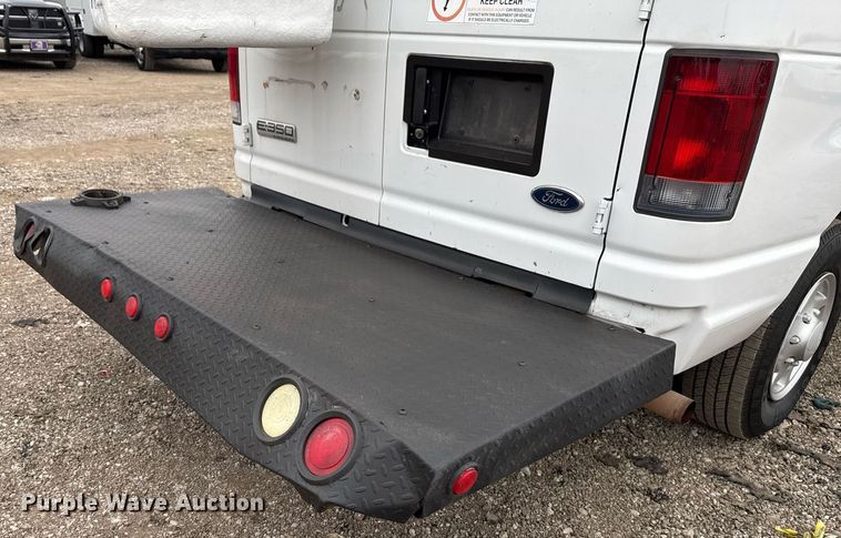 image for item EG2328 2008 Ford E350 Super Duty van with bucket lift