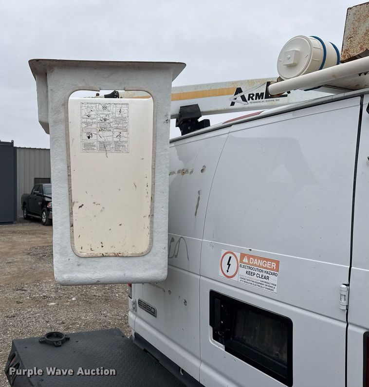 image for item EG2328 2008 Ford E350 Super Duty van with bucket lift