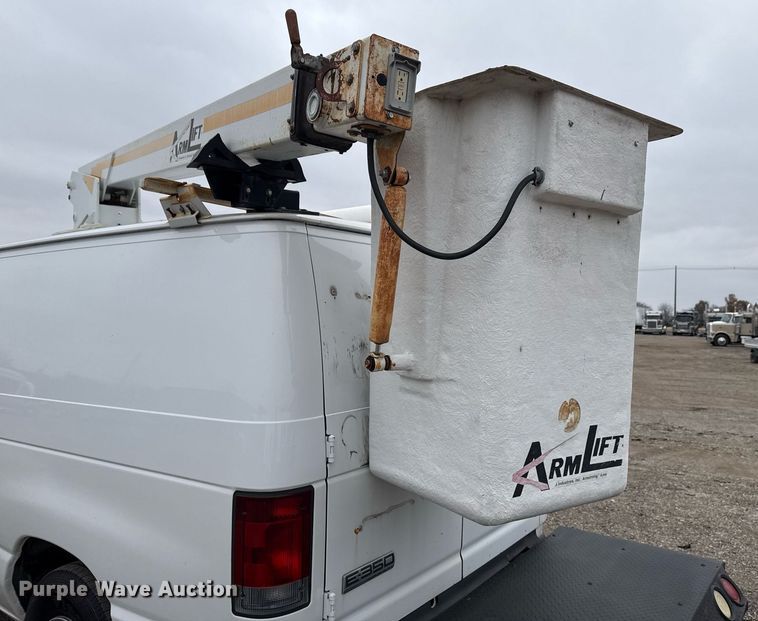 image for item EG2328 2008 Ford E350 Super Duty van with bucket lift