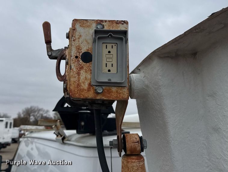 image for item EG2328 2008 Ford E350 Super Duty van with bucket lift