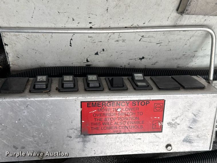 image for item EG2328 2008 Ford E350 Super Duty van with bucket lift