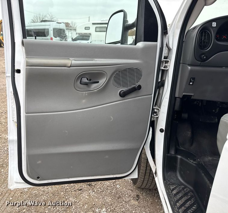 image for item EG2328 2008 Ford E350 Super Duty van with bucket lift