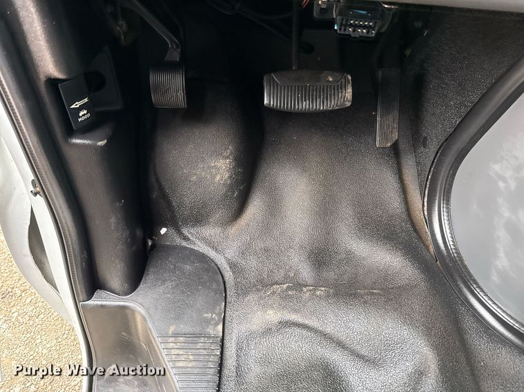 image for item EG2328 2008 Ford E350 Super Duty van with bucket lift