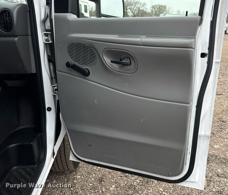 image for item EG2328 2008 Ford E350 Super Duty van with bucket lift