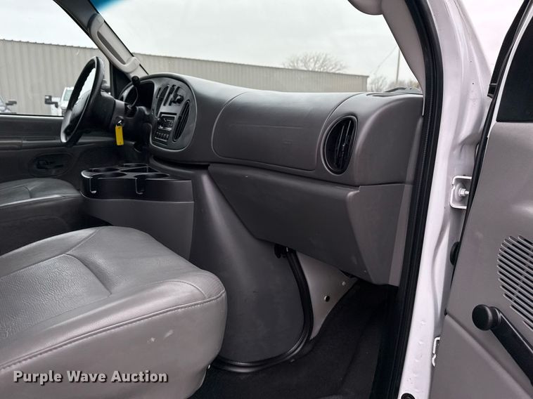 image for item EG2328 2008 Ford E350 Super Duty van with bucket lift