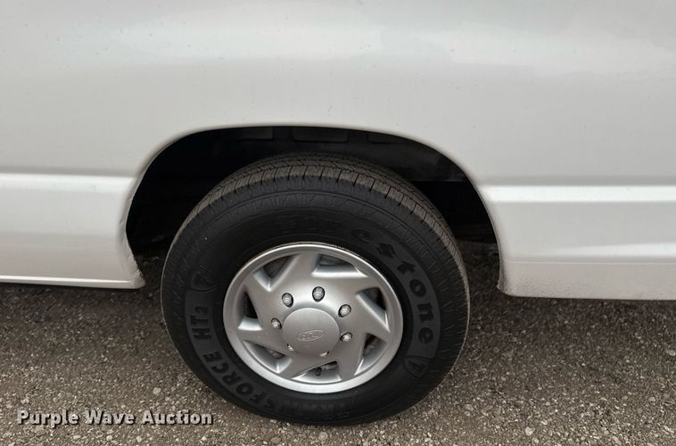 image for item EG2328 2008 Ford E350 Super Duty van with bucket lift