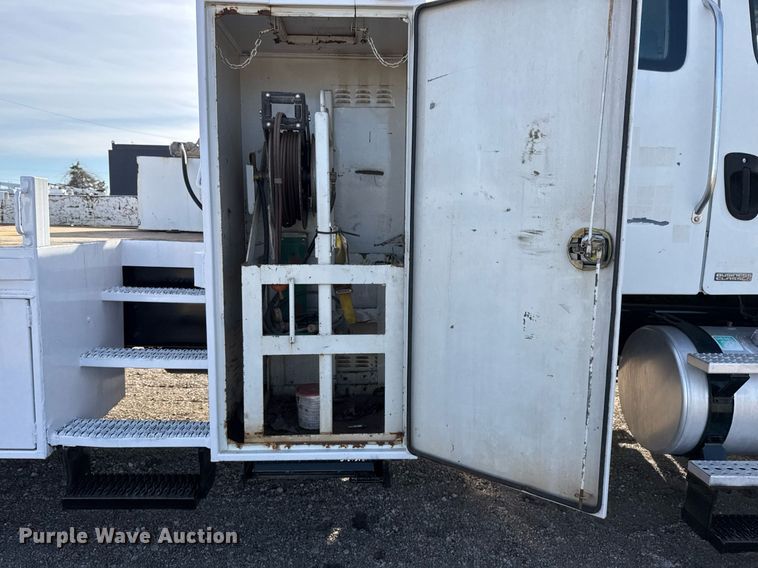 image for item EG2357 2007 Freightliner Business Class M2 crane truck