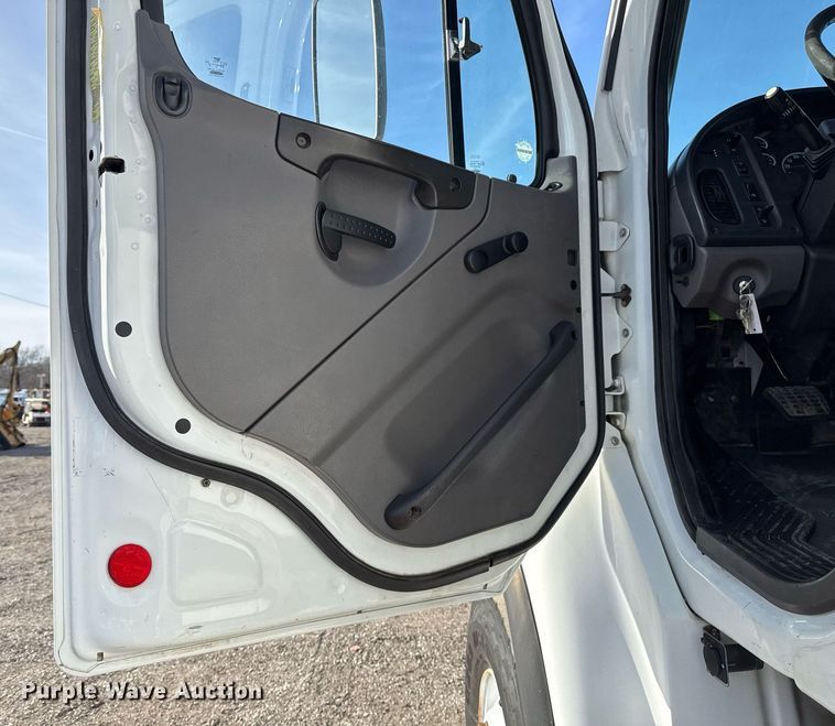 image for item EG2357 2007 Freightliner Business Class M2 crane truck