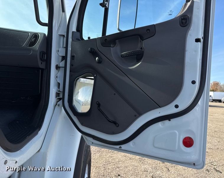 image for item EG2357 2007 Freightliner Business Class M2 crane truck