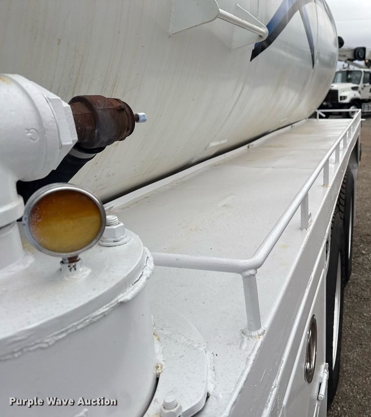 image for item EG2366 2005 Freightliner FLD vacuum truck