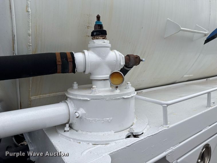 image for item EG2366 2005 Freightliner FLD vacuum truck