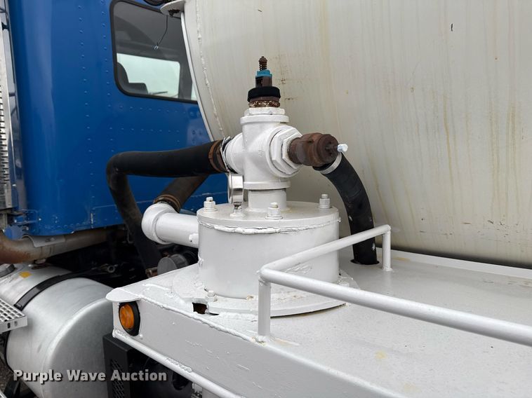 image for item EG2366 2005 Freightliner FLD vacuum truck