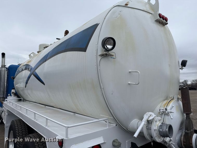 image for item EG2366 2005 Freightliner FLD vacuum truck