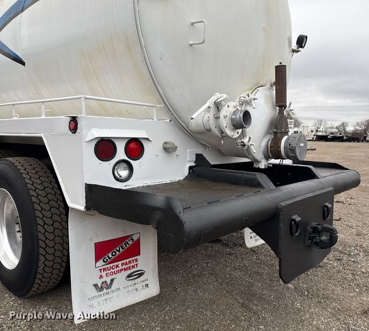 image for item EG2366 2005 Freightliner FLD vacuum truck