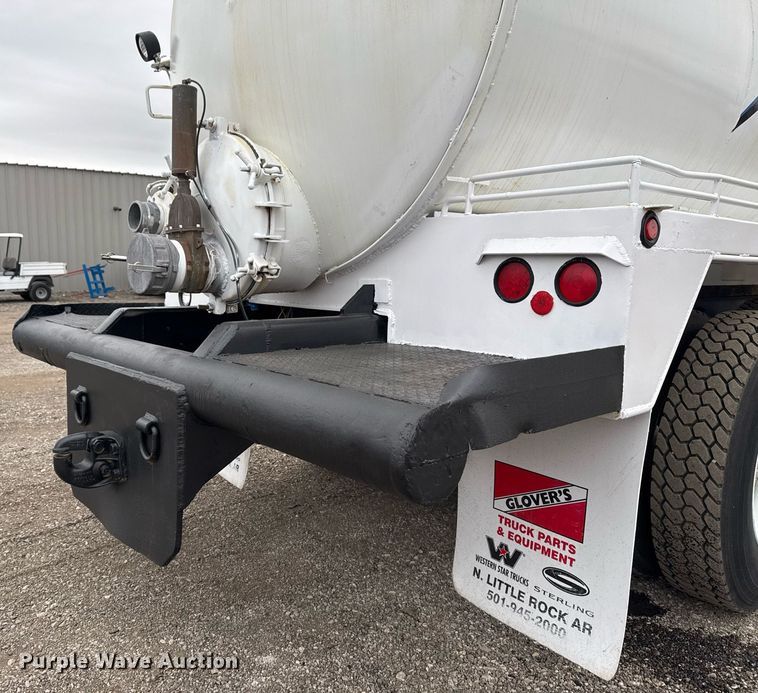 image for item EG2366 2005 Freightliner FLD vacuum truck