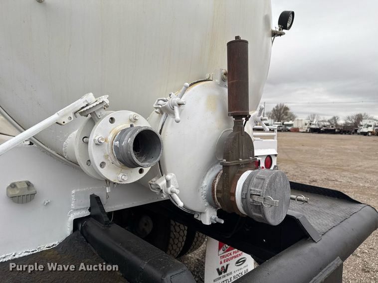 image for item EG2366 2005 Freightliner FLD vacuum truck