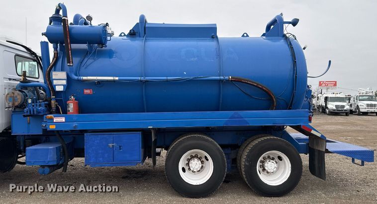 image for item EG2367 1994 White GMC WG vacuum truck