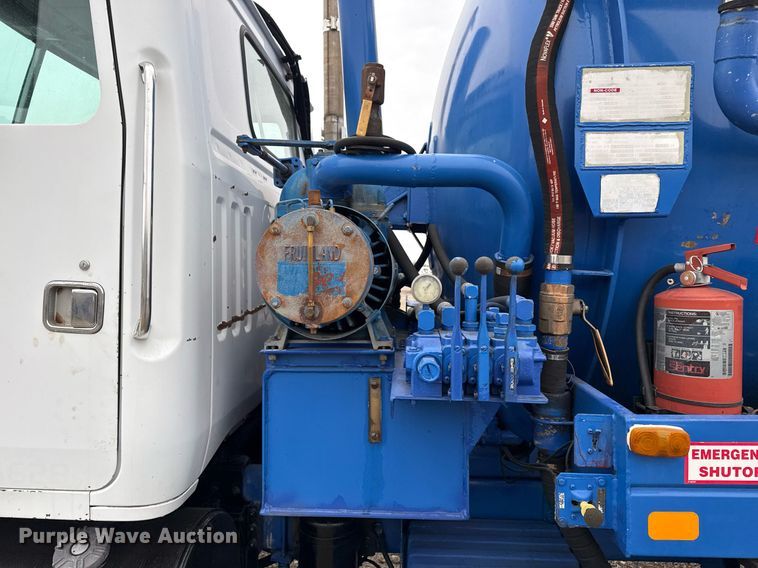 image for item EG2367 1994 White GMC WG vacuum truck