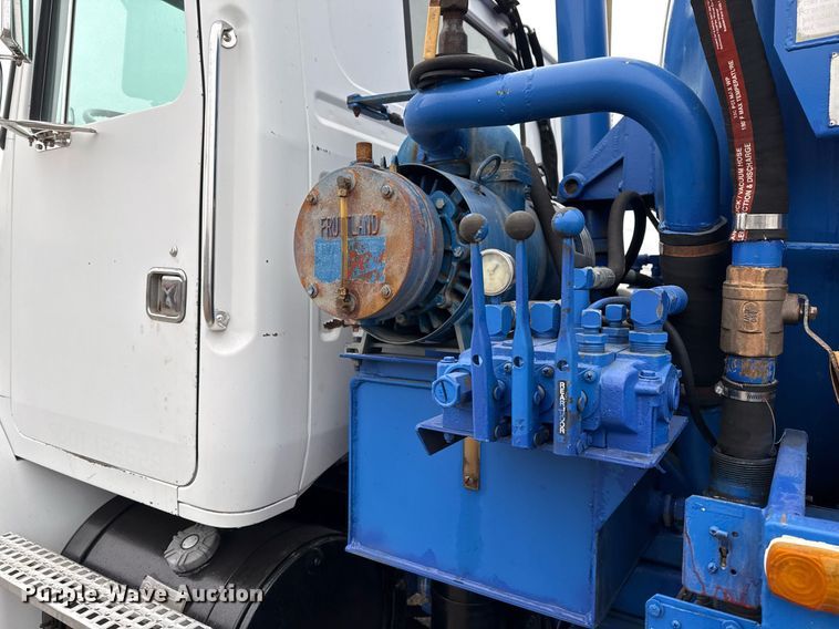 image for item EG2367 1994 White GMC WG vacuum truck