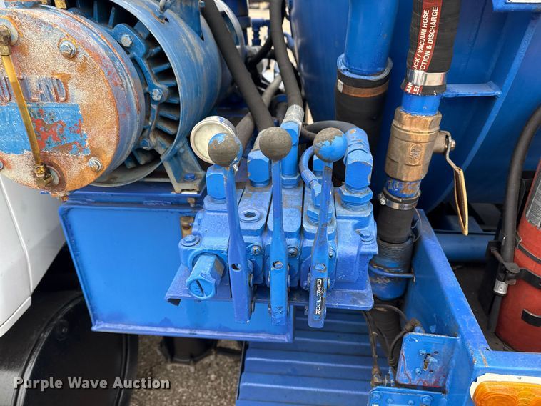 image for item EG2367 1994 White GMC WG vacuum truck