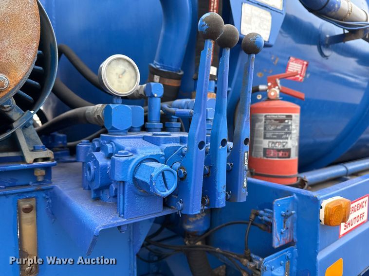 image for item EG2367 1994 White GMC WG vacuum truck