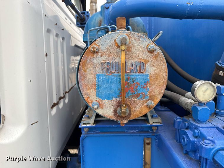 image for item EG2367 1994 White GMC WG vacuum truck