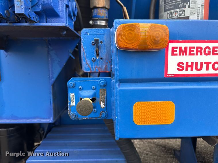 image for item EG2367 1994 White GMC WG vacuum truck