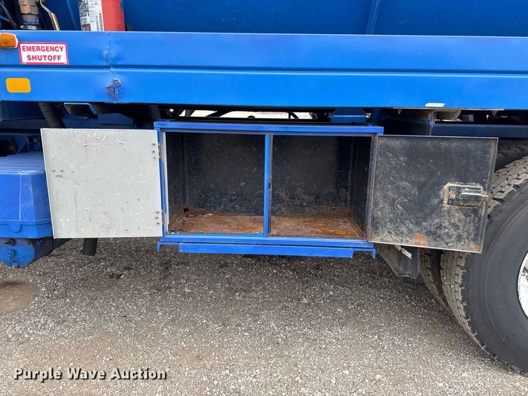 image for item EG2367 1994 White GMC WG vacuum truck