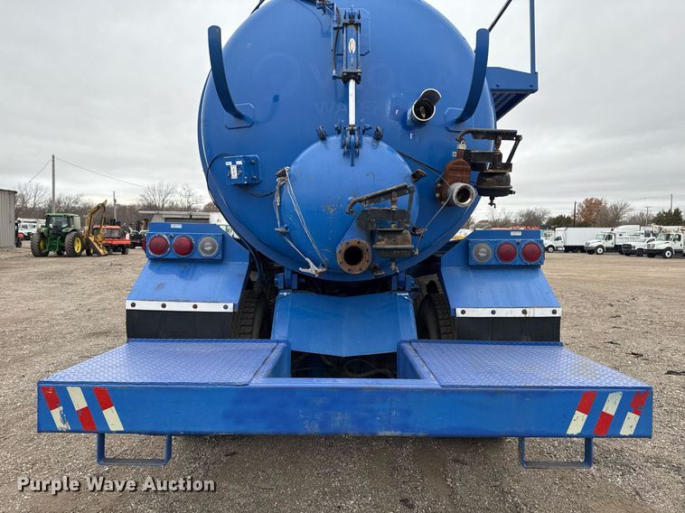 image for item EG2367 1994 White GMC WG vacuum truck